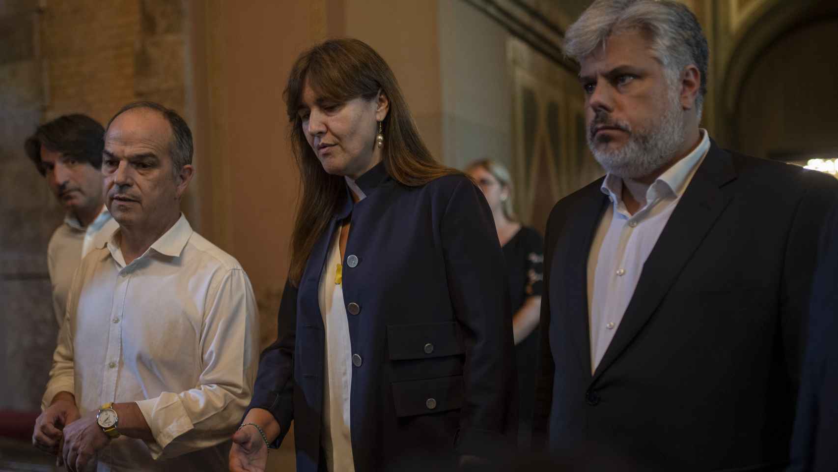 El secretario general de Junts, Jordi Turull, junto a Laura Borràs y el diputado Albert Batet, en el Parlament / Lorena Sopêna - EUROPA PRESS