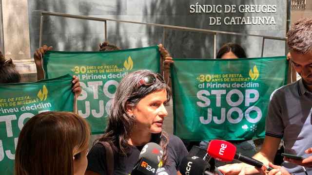 La representante de plataforma Stop JJOO, Núria Sauquillo, durante la denuncia presentada este miércoles por la campaña publicitaria del Govern sobre la candidatura de los Juegos en los Pirineos / EUROPA PRESS