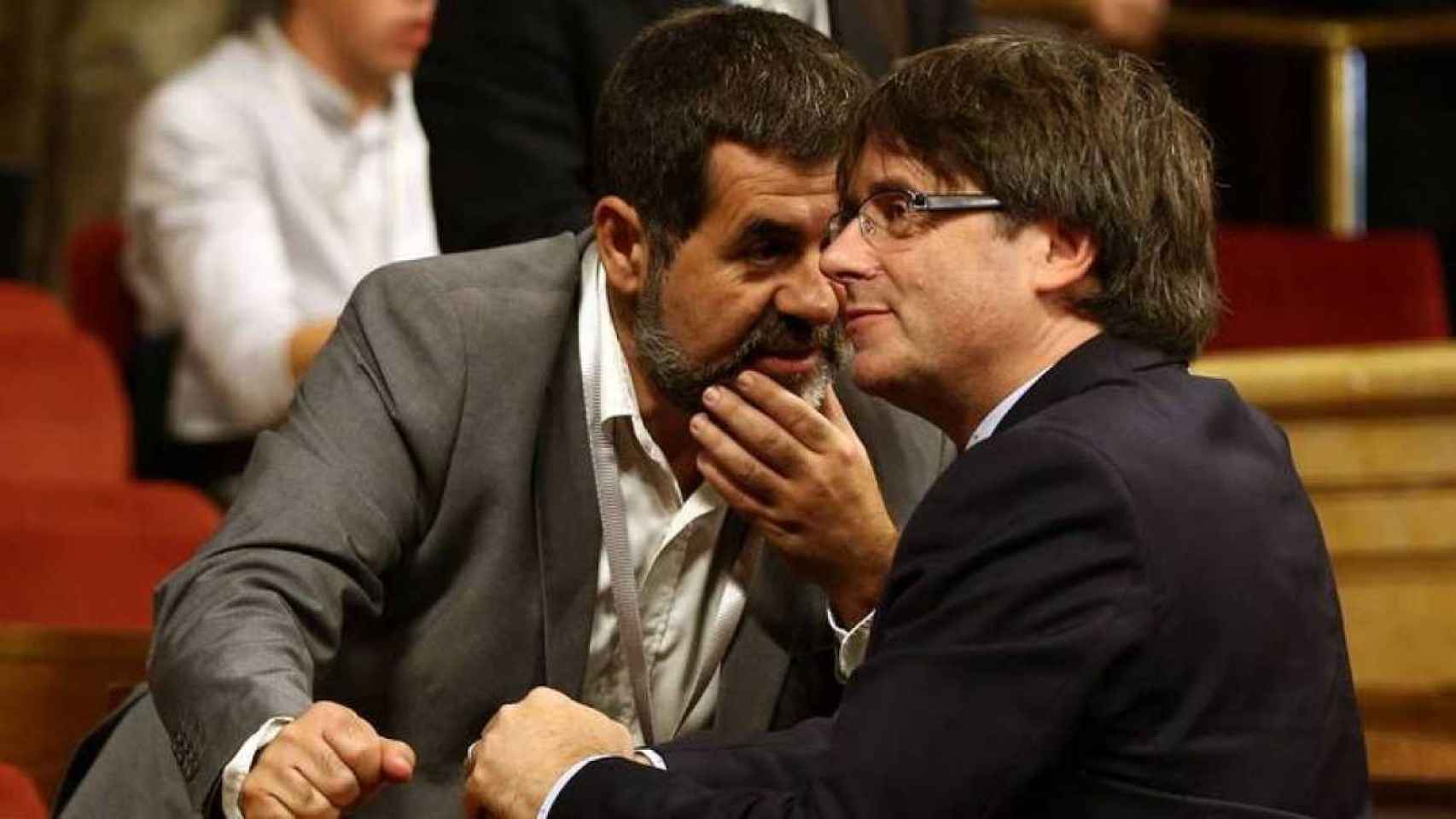 Jordi Sànchez (i), secretario general de Junts per Catalunya, y Carles Puigdemont (d), en una imagen de archivo / EFE