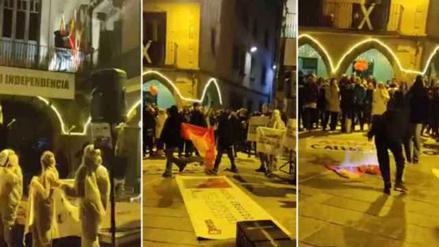 Ultras independentistas de Arran, descolgando y quemando la bandera española del Ayuntamiento de Vic / @arran_vic (TWITTER)