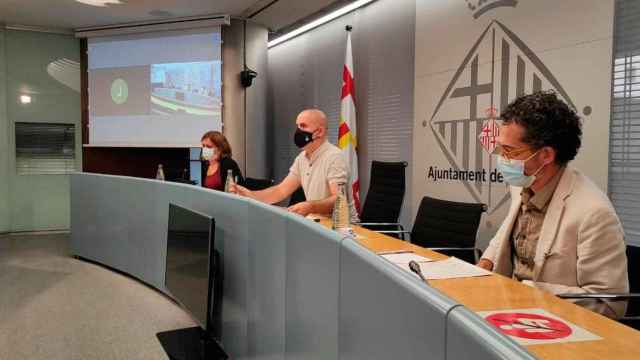 Eloi Badia (c), concejal de Emergencia Climática y presidente de Cementiris de Barcelona, hoy / CG