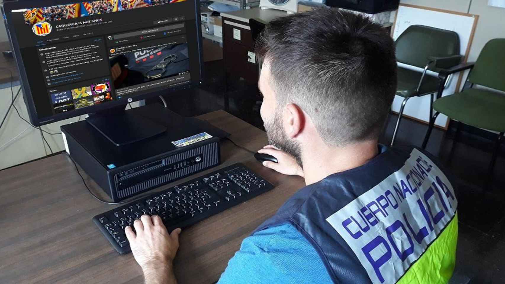 Un miembro de la policía utilizando un ordenador / EP