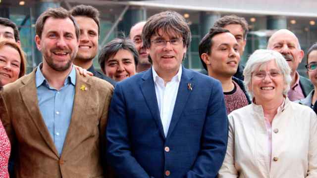 El presidente catalán huido de la justicia, Carles Puigdemont (c), con miembros de 'Lliures per Europa' / CG