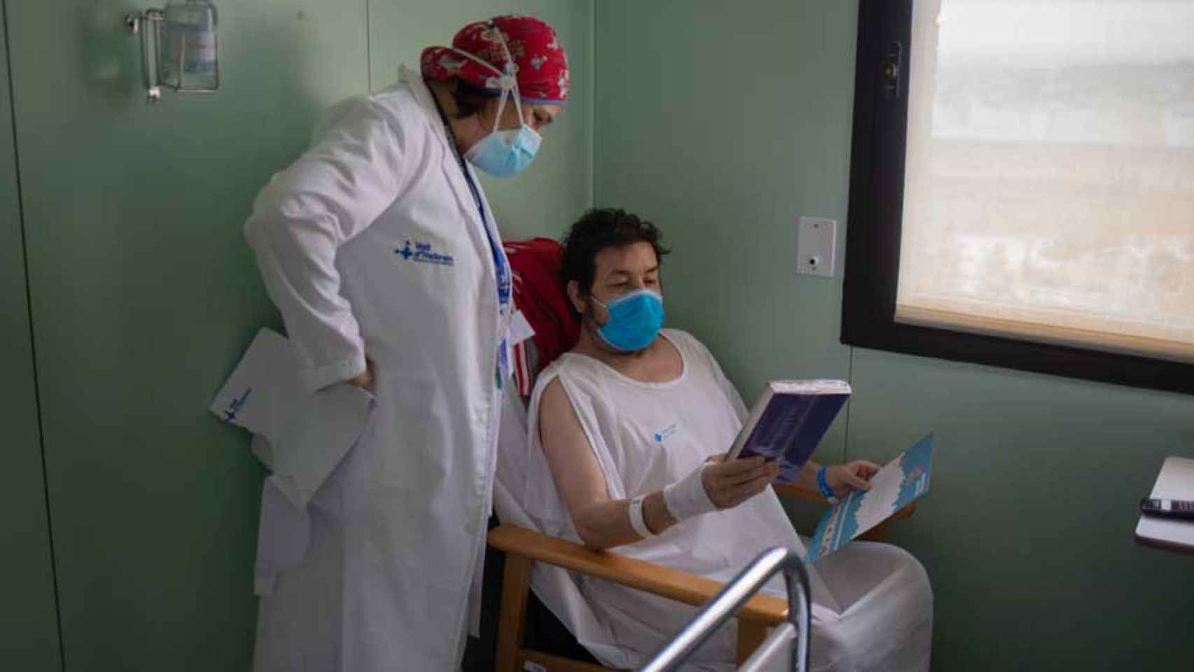 Un paciente del Hospital Vall d'Hebron de Barcelona atendido por sanitarios / EUROPA PRESS
