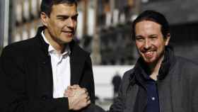 Pedro Sánchez y Pablo Iglesias, dándose la mano tras el pacto de gobierno / EUROPA PRESS