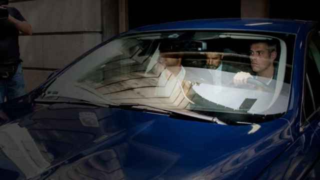 Josep Lluís Trapero en el interior del coche oficial, acompañado de su seguridad / EFE