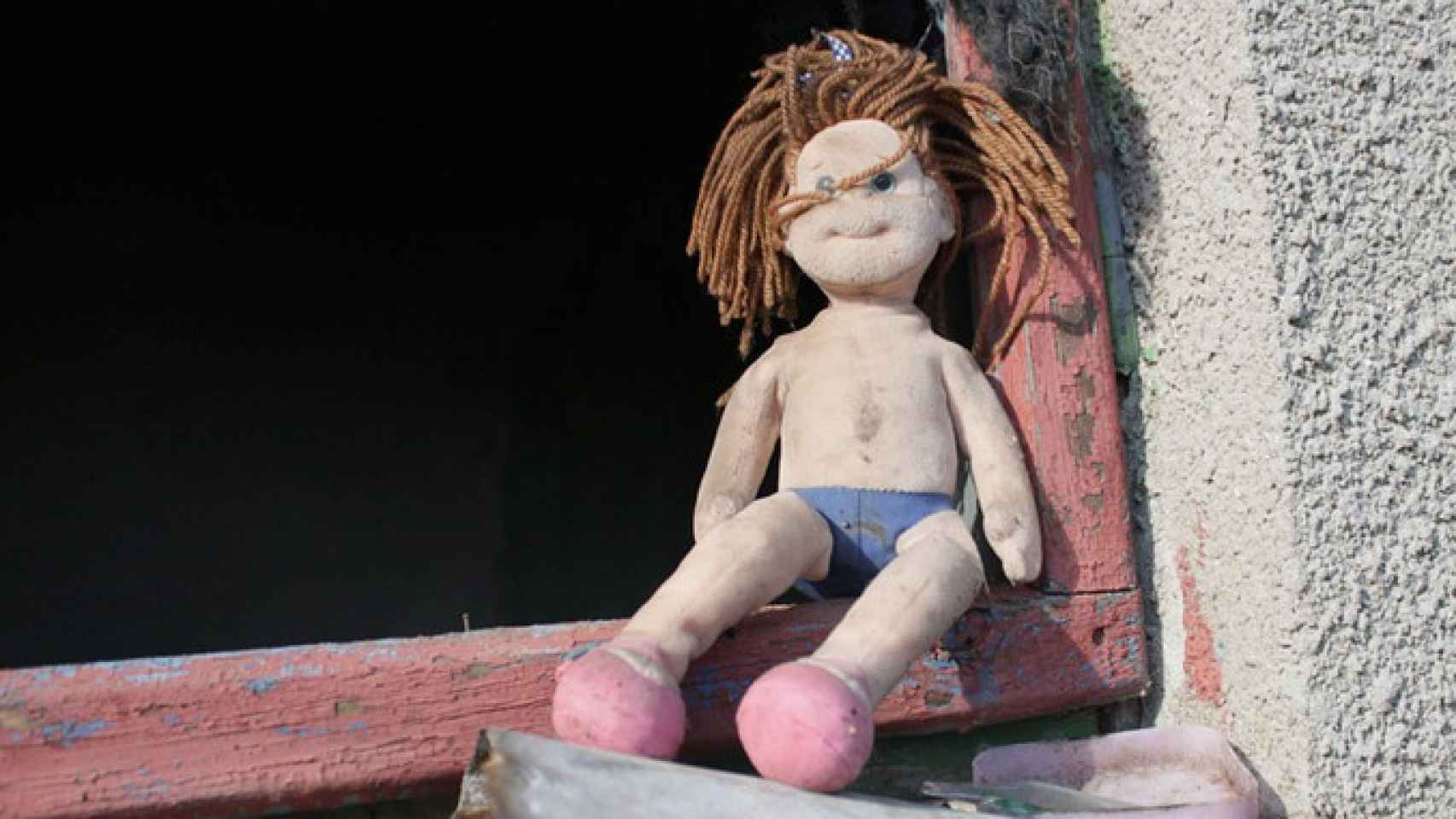 Una muñeca en la ventana de un hogar con rasgos de pobreza / PIXABAY