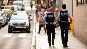 Un binomio de los Mossos d'Esquadra patrullando por las calles de Barcelona / CG
