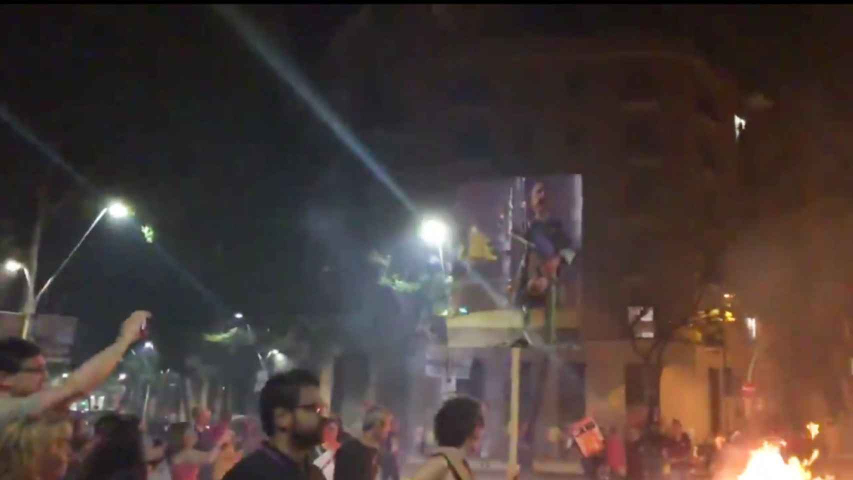 Independentistas quemando fotos de Manuel Marchena o el rey Felipe VI en Barcelona / CG