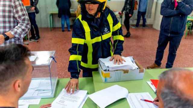 Una funcionaria de Correos entrega los votos en la encuesta a pie de urna del 28A, donde ERC y PSC habrían empatado en Cataluña / EFE