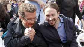 Francisco Javier junto a su hijo, y líder de Podemos, Pablo Iglesias / EFE