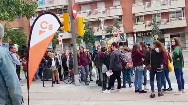 Una carpa de Ciudadanos sufrió un escrache en Esplugues (Barcelona) / CG