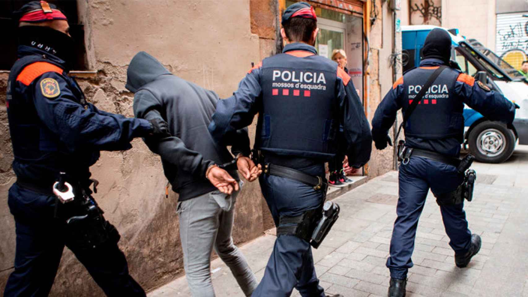 Mossos d'Esquadra deteniendo a una persona en la operación contra los narcopisos en el Raval / EFE