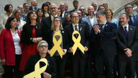 Quim Torra, el nuevo presidente de la Generalitat, posa con varios lazos amarillos tras ser investido  / EFE
