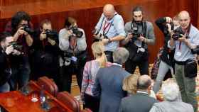 Cristina Cifuentes rodeada de periodistas tras su comparecencia por el caso del máster / EFE