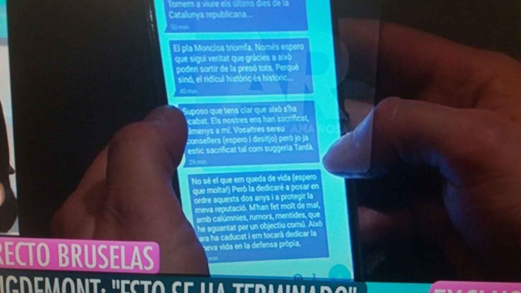 Los mensajes que Puigdemont envió a Comín y que fueron grabados por cámaras del programa de Ana Rosa Quintana en Telecinco / CG