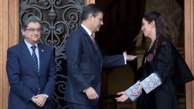 Eugenia Gay, la decana de los abogados barceloneses, invita a Rafael Catalá a entrar en la sede del colegio en presencia de Enric Millo / EFE