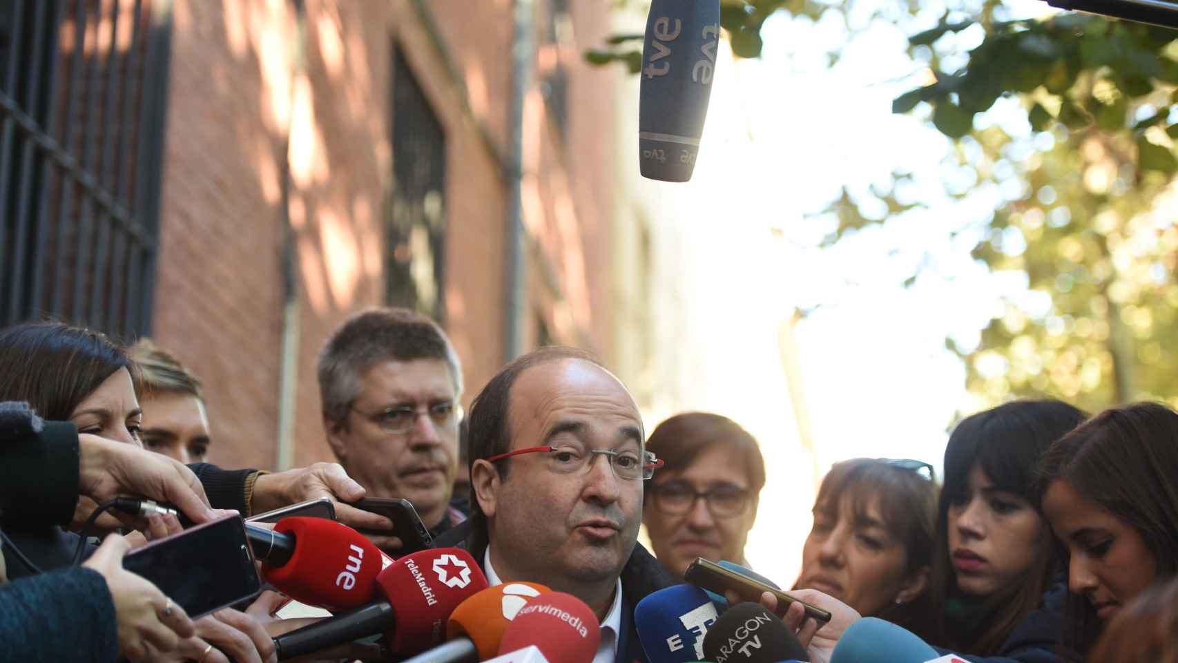 El secretario general y candidato del PSC a las elecciones del 21D, Miquel Iceta, atiende a los periodistas / EFE