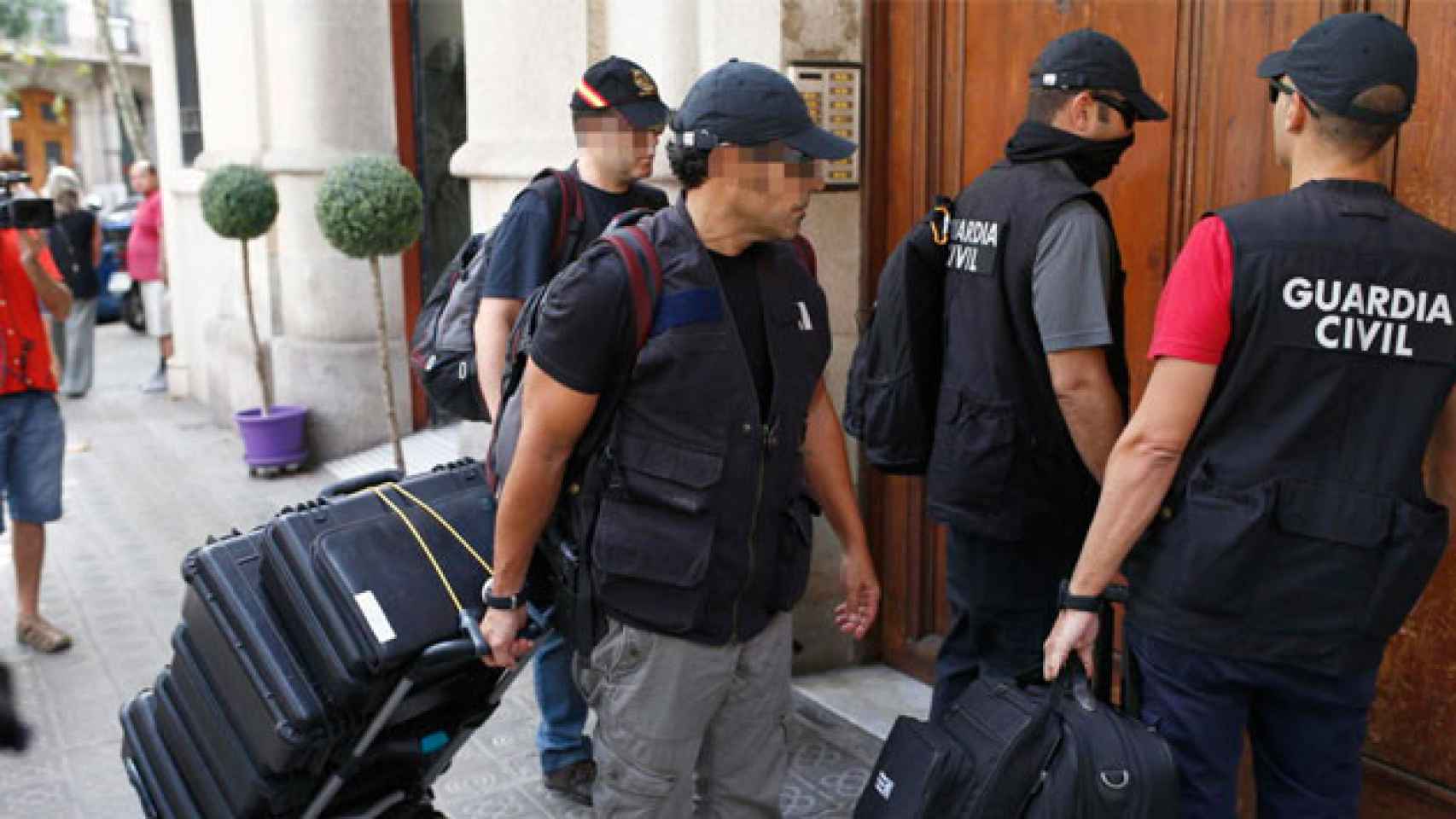 Agentes de la Guardia Civil, en un registro anterior por el 'caso 3%' en Barcelona / EFE