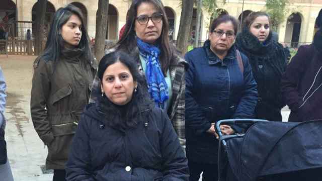 Huma Jamshed (sentada), consejera de BComú destituida en enero, durante una protesta tras su cese frente a la sede del distrito de Ciutat Vella.