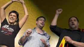 Anna Gabriel (CUP), Albano Dante Fachin (Podemos) y Oriol Junqueras (ERC), en el acto de la izquierda celebrado en Sant Boi de Llobregat / EFE