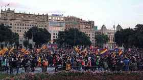 Manifestación en la plaza de Cataluña de Barcelona en defensa, a la vez, de la secesión de Cataluña y de la III República española
