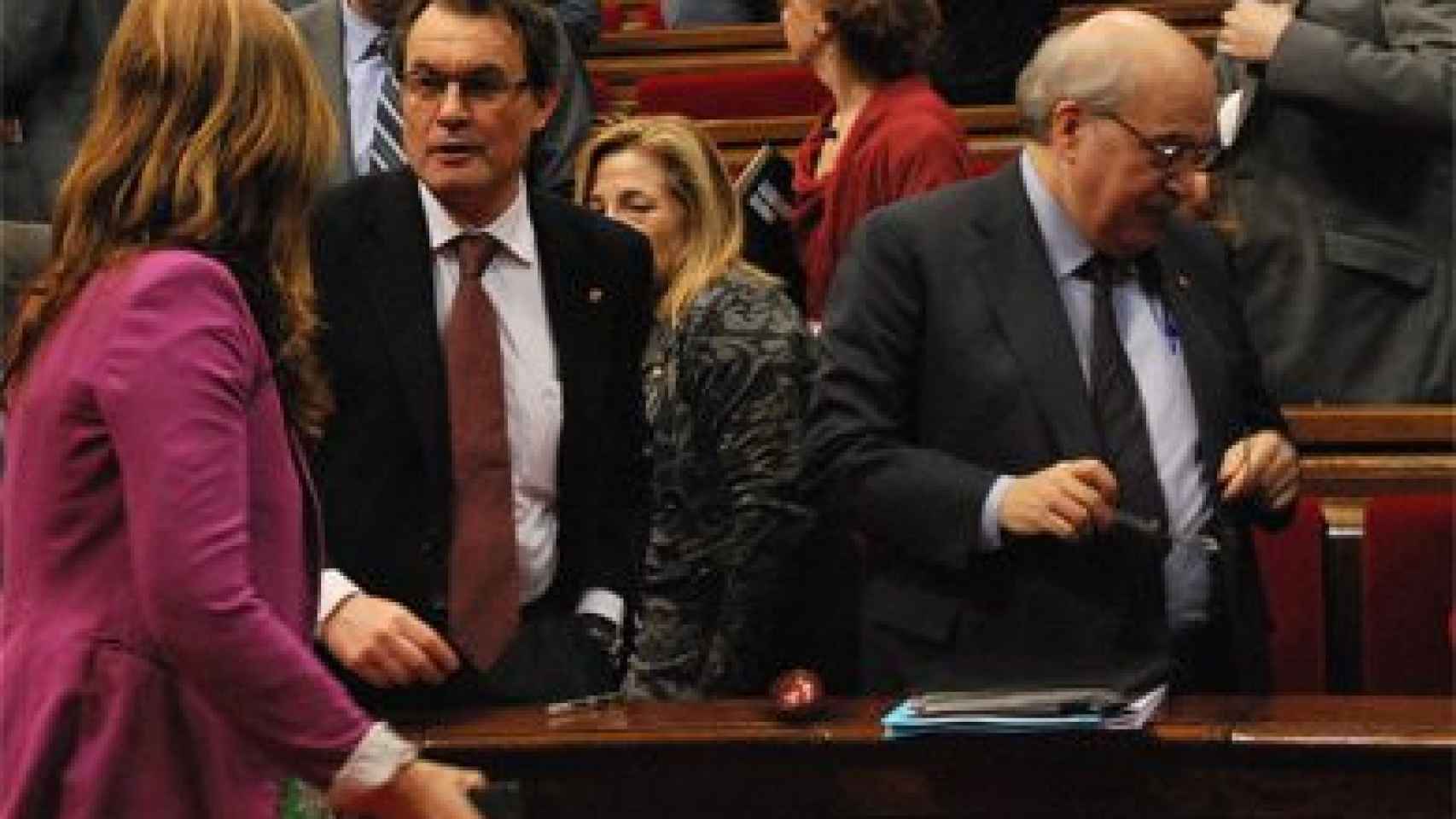 La presidenta del PP catalán, Alicia Sánchez-Camacho (de espaldas), hablando con el presidente de la Generalidad, Artur Mas, junto al consejero de Economía y Conocimiento, Andreu Mas-Colell, en la votación de los presupuestos de 2012