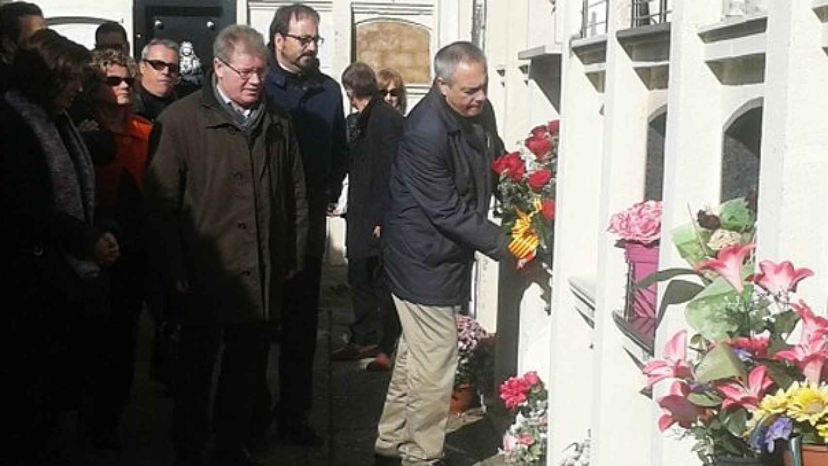 Navarro deposita un ramo de flores ante la tumba de Ernest Lluch