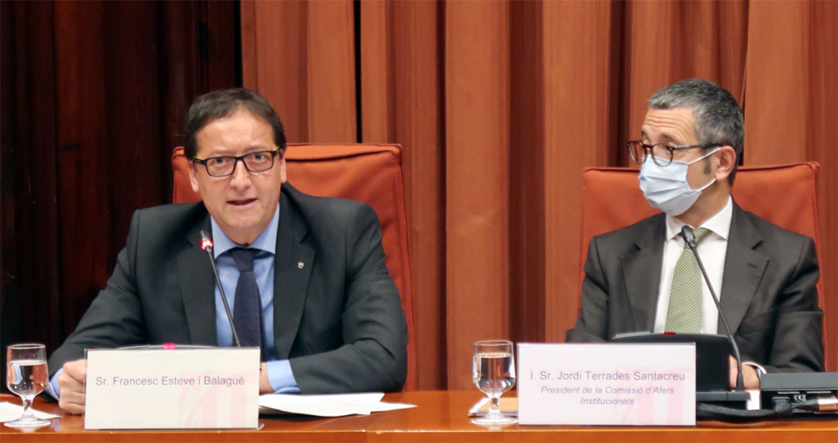 Francesc Esteve (i) dejará la jefatura de los abogados de la Generalitat para incorporarse al Consejo de Garantías Estatutarias / PARLAMENT