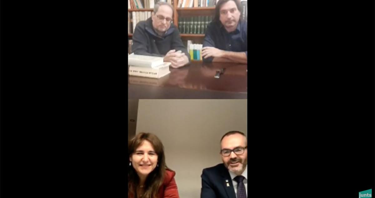 Quim Torra, Francesc de Dalmases, Laura Borràs y Josep Costa, miembros de la 'war room', hablando de las primarias de JxCat