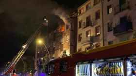 Imagen del incendio en un edificio de Manresa durante la madrugada de este miércoles / BOMBERS