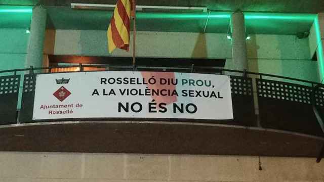 Fachada del Ayuntamiento de Rosselló, condenando la agresión a la menor en 2021 / AJUNTAMENT DE ROSSELLÓ