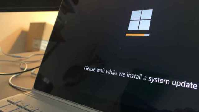 Ordenador portátil durante el proceso de instalación de una actualización