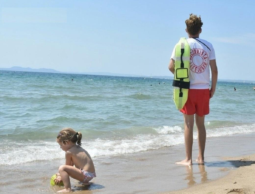 Un socorrista encargado de prevenir ahogamientos, como los ocurridos en playas de Tarragona / PROTECCIÓN CIVIL