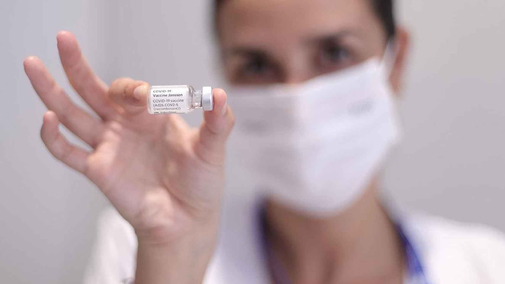 Una sanitaria sujeta una dosis de la vacuna de Janssen contra el Covid-19 / Eduardo Parra (EP)