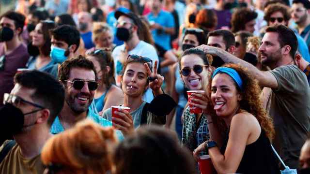 Asistentes al Festival Cruïlla, en el recinto del evento sin mascarilla / EFE