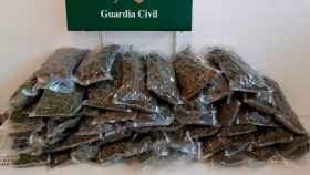 Los más de 27 kilos de marihuana incautados por la benemérita en La Jonquera (Girona) / GUARDIA CIVIL