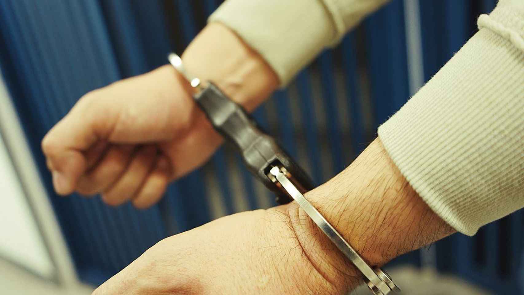 Un detenido es esposado antes de ir a prisión / MOSSOS