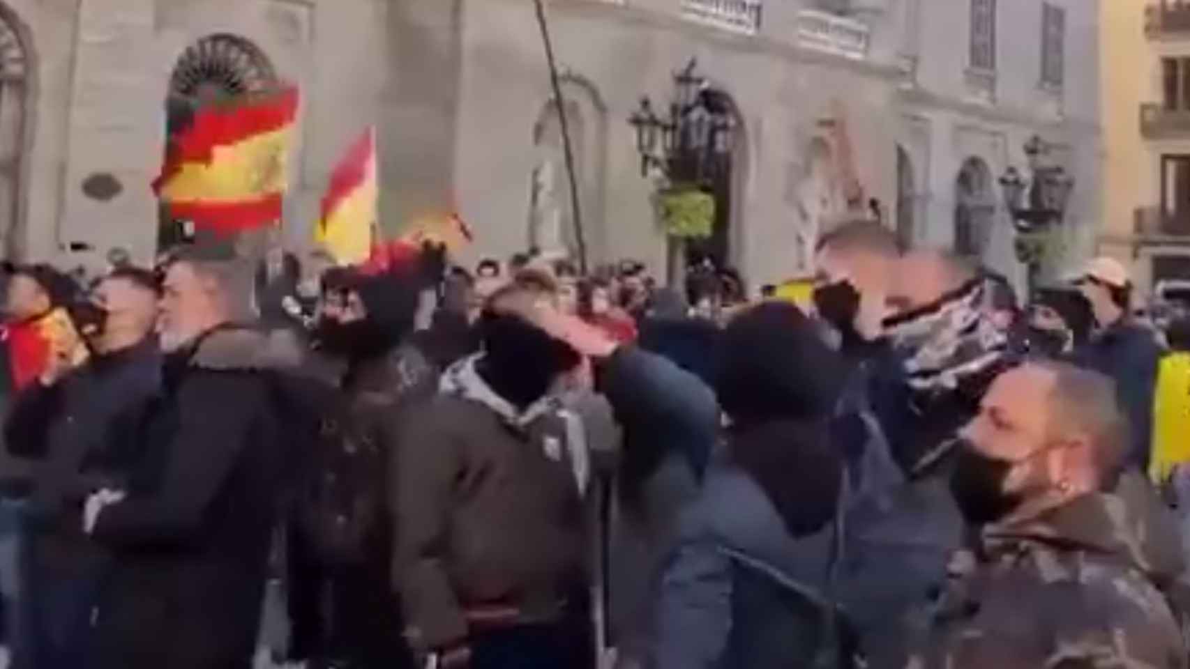 Manifestantes en Sant Jaume tras el mitin de Vox / MARC SERRA