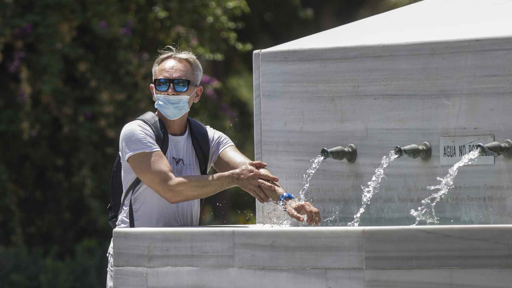 Un ciudadano se refresca en una fuente ante la ola de calor que afecta a varios territorios / EP