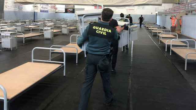 Imagen de efectivos de la Guardia Civil montando el hospital de campaña de Sant Andreu de la Barca (Barcelona)