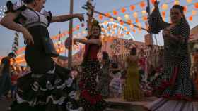 Mujeres bailando sevillanas en la Feria de Abril / EP