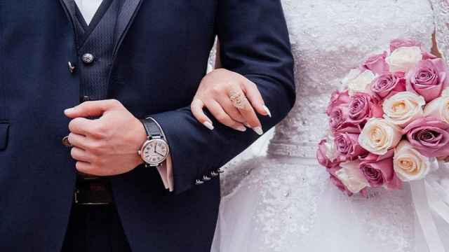 Pareja entrando en los salones de boda / StockSnap EN PIXABAY