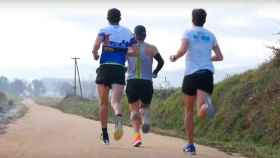 Un joven y dos adultos corriendo en Girona / MARATÓ VÍAS VERDES