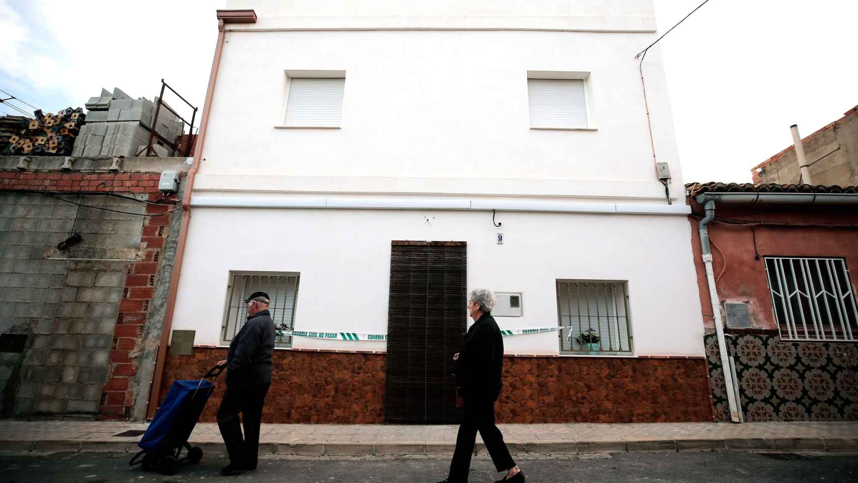 Vecinos de Manel (Valencia) frente a la casa donde supuestamente fue descuartizada Marta Calvo / EFE