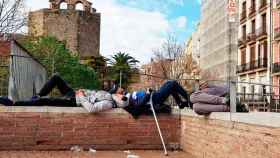 Menores durmiendo en los jardines de Sant Pau del Camp, la 'zona cero' de los MENAs en Barcelona / CG