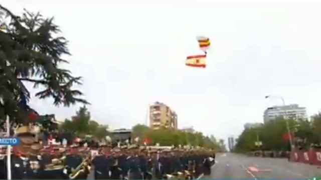Terrible impacto del paracaidista que llevaba la bandera de España en el desfile del 12-O / TWITTER