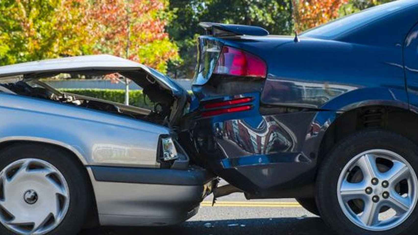 Dos coches en un accidente de tráfico / TRÀNSIT