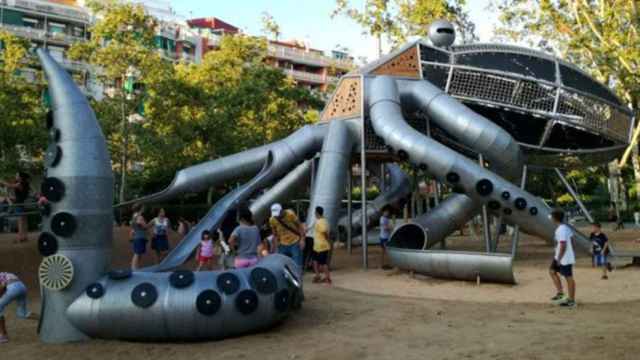 Críticas al tobogán del primer parque infantil diseñado por niños de Barcelona está en el barrio de la Sagrera / CG