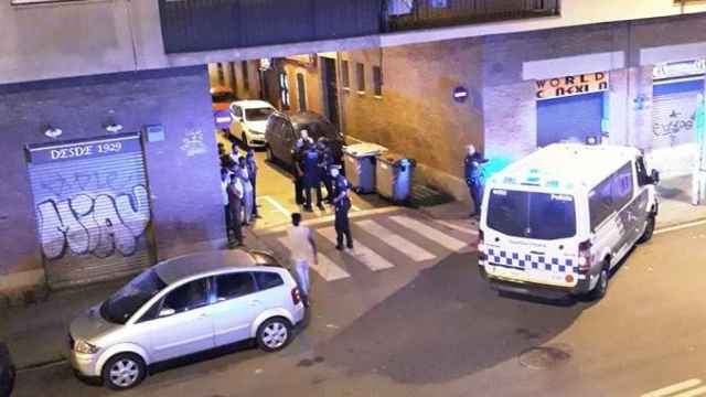 La Guardia Urbana en una pelea en la Barceloneta el lunes por la noche / CG